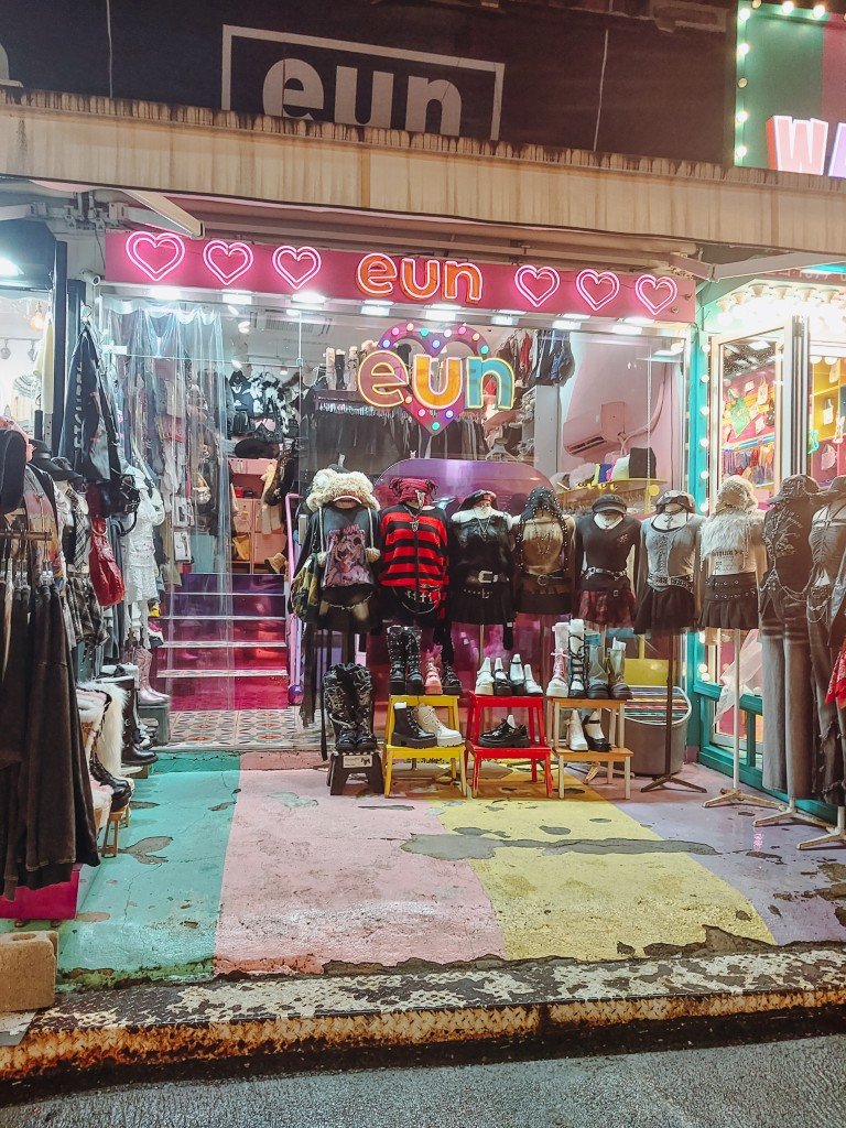 Hongdea shopping Seoul with teens